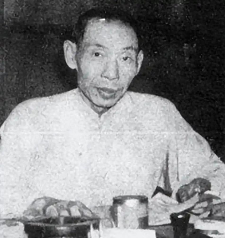 杜月笙临终烧掉3000万借条，给家人仅留10万？
1951年香港坚尼地台，病榻上