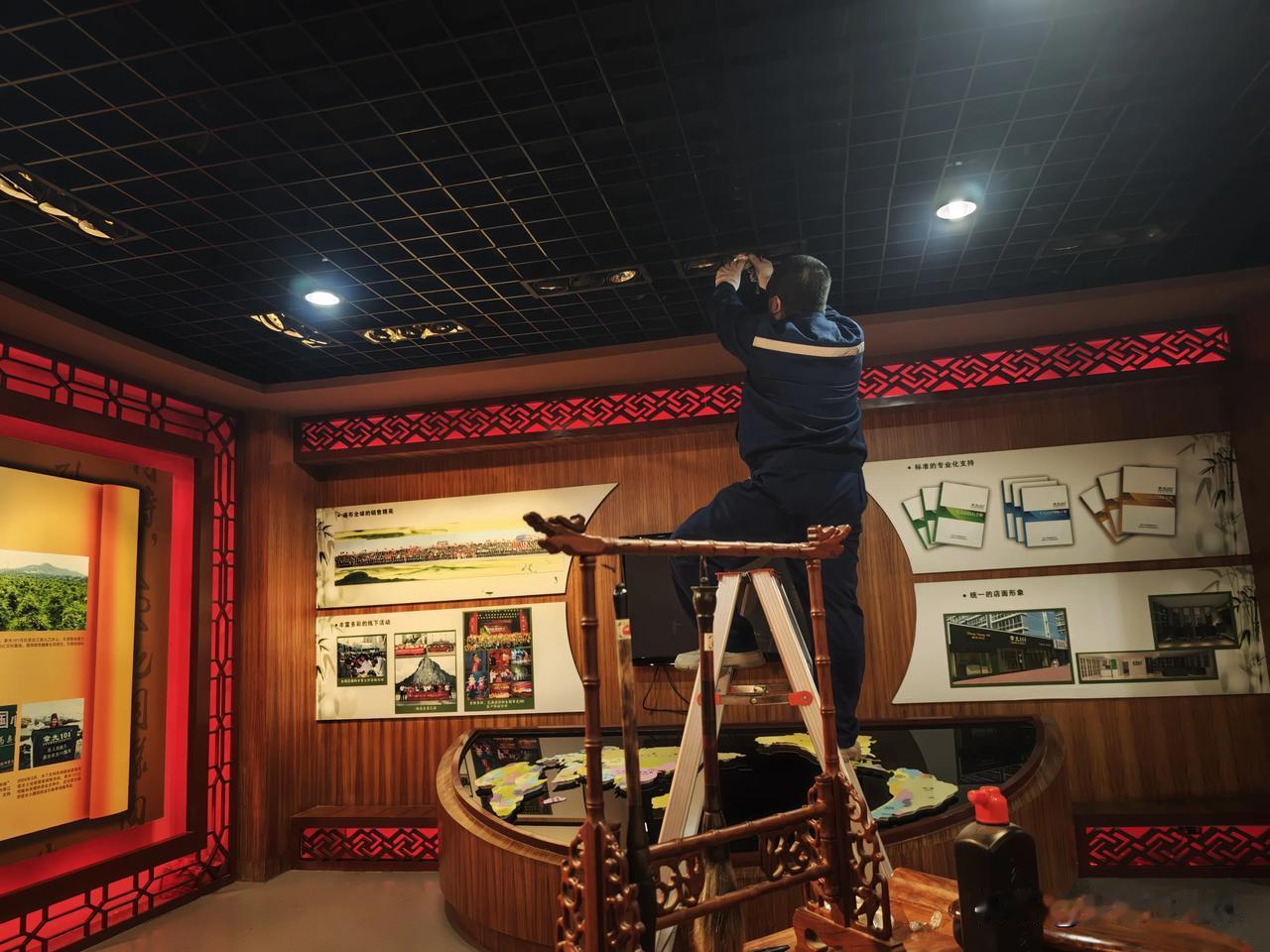 昨天修展厅的灯，董事长最在意的地方，那是他发家的光荣史。

在那里能看出一个集团