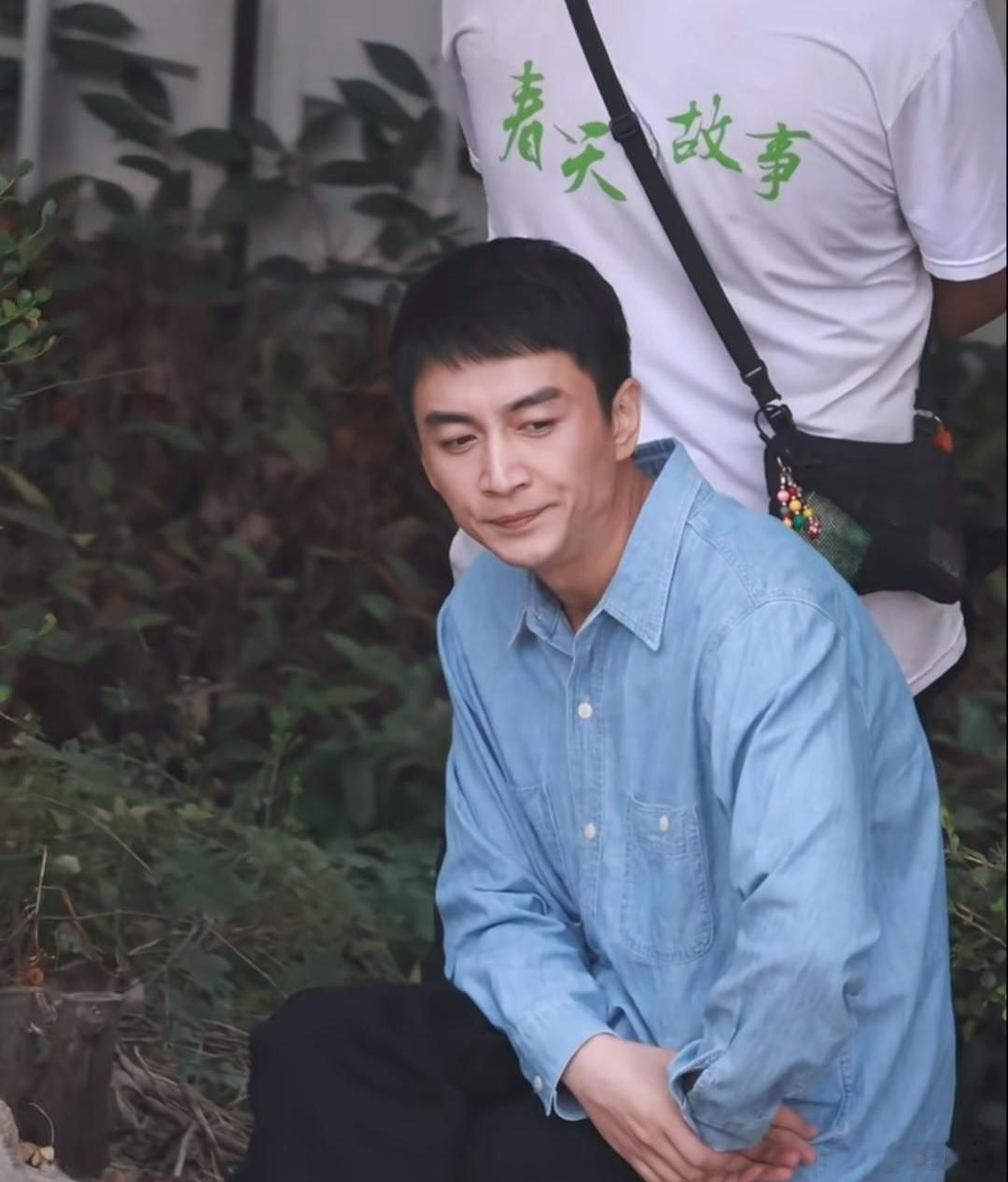 陈晓那几张片场照，我盯着看了半天：二郎腿翘得老高，后背全靠在椅子上，头仰着打哈欠