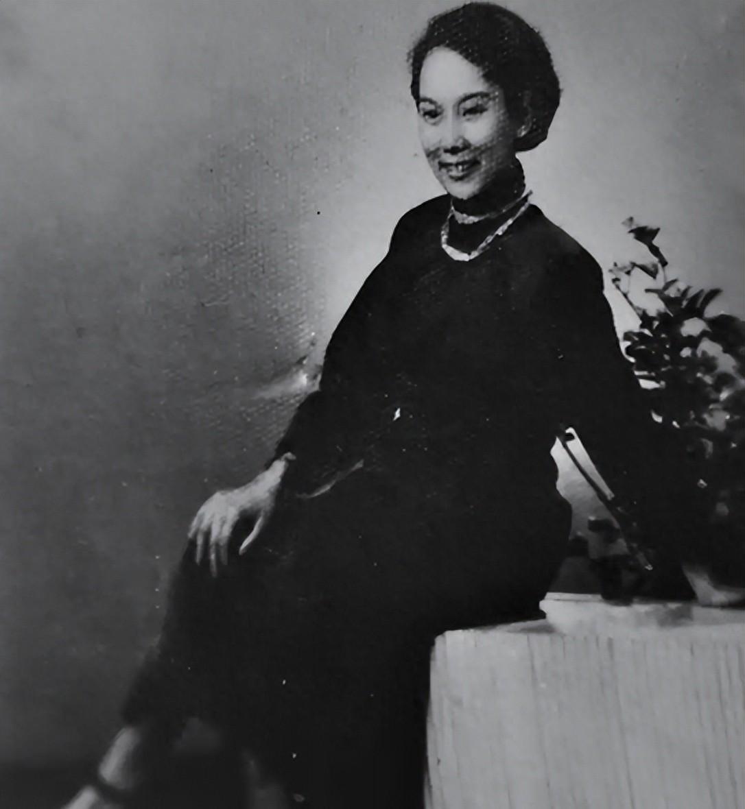 她是评剧四大花旦之一，年仅十一岁就被卖，养父母竟迫她接客，最终二十一岁香消玉殒