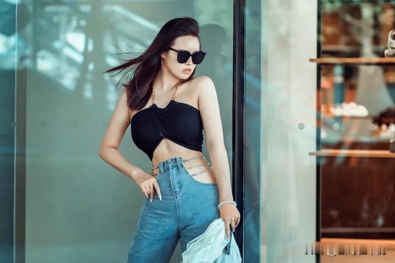 女孩子怎么穿搭既时尚又好看? 女孩子穿搭想既时尚又好看，得掌握这些秘诀。
先明确