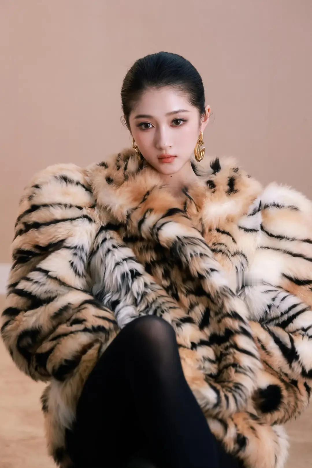 太美了，人间尤物关晓彤关晓彤时尚大片