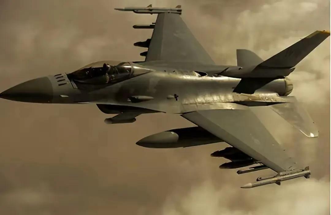 F-16战斗机既可对空作战，也可执行轰炸任务。这对俄罗斯而言，构成潜在威胁。泽连