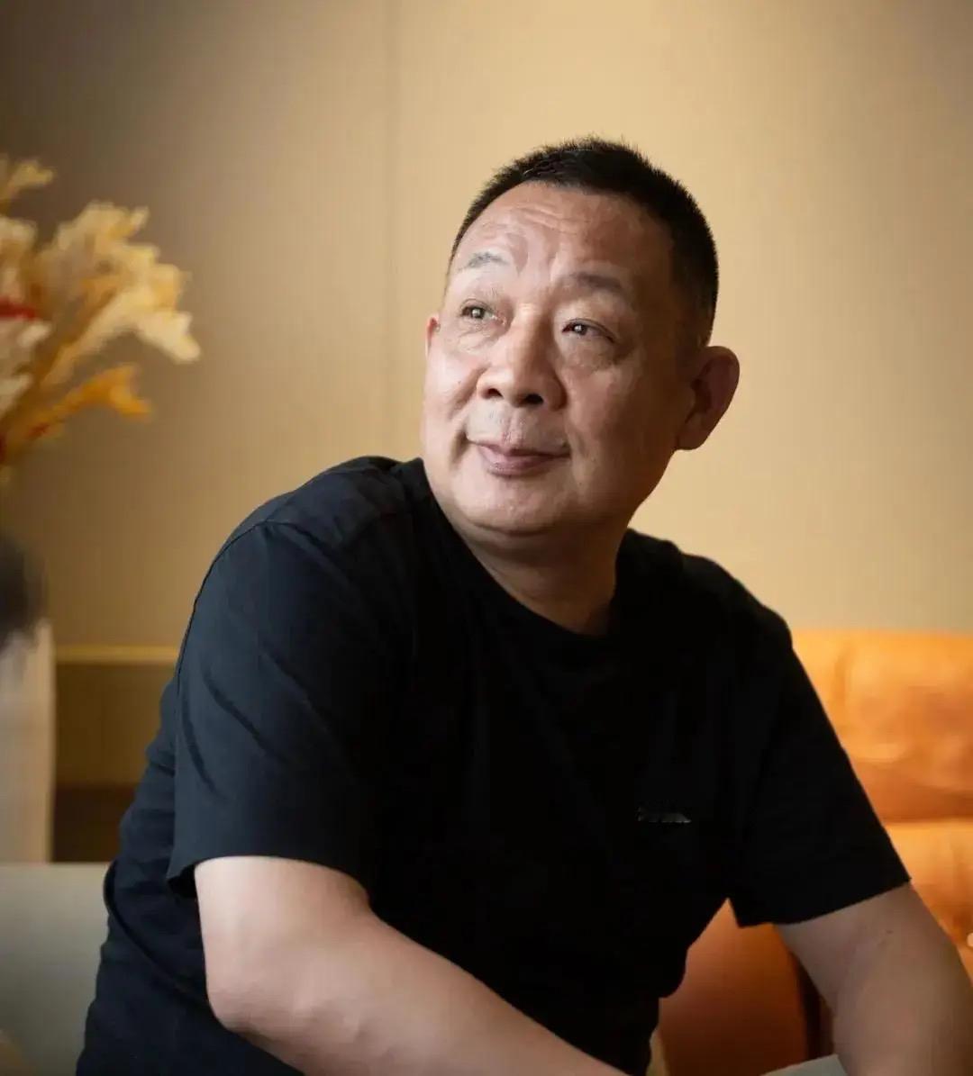 于东来和释永信这事挺有意思。当年于东来逛少林寺，看到释永信上香，直接就说“师父，