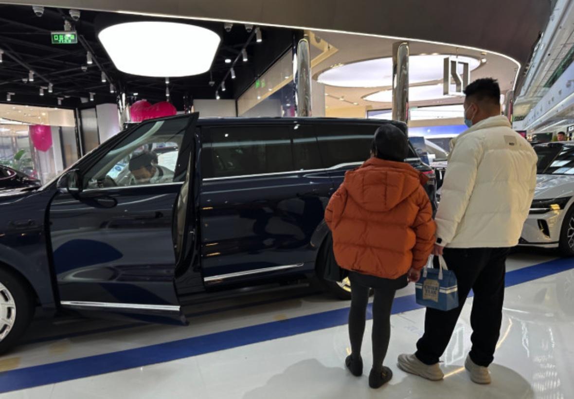 2025年11月新能源汽车市场成绩亮眼，竞争激烈。传统车企新能源品牌强势突围，比