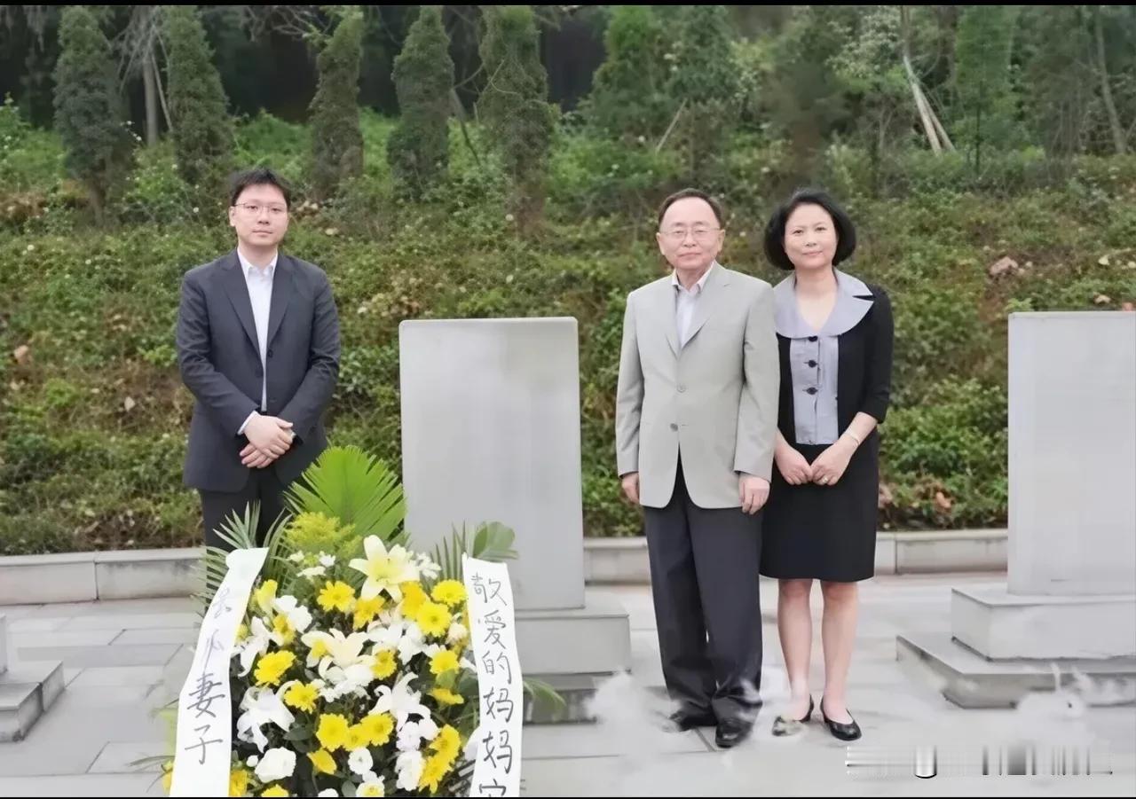 2009年，彭云偕同妻子易小冶、儿子彭壮壮前往重庆歌乐山烈士陵园，祭奠母亲江竹筠