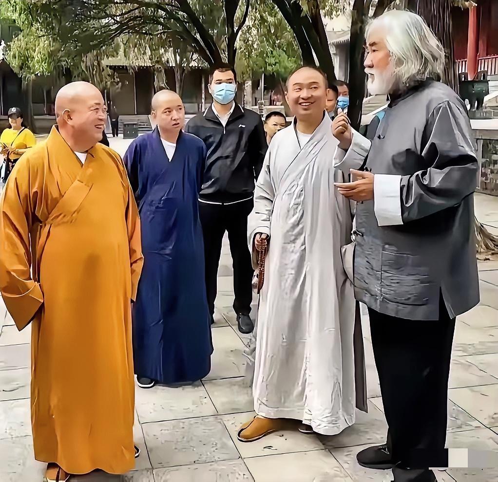 张纪中可是影视圈响当当的大导演，他拍过好多经典作品，像《射雕英雄传》《天龙八部》