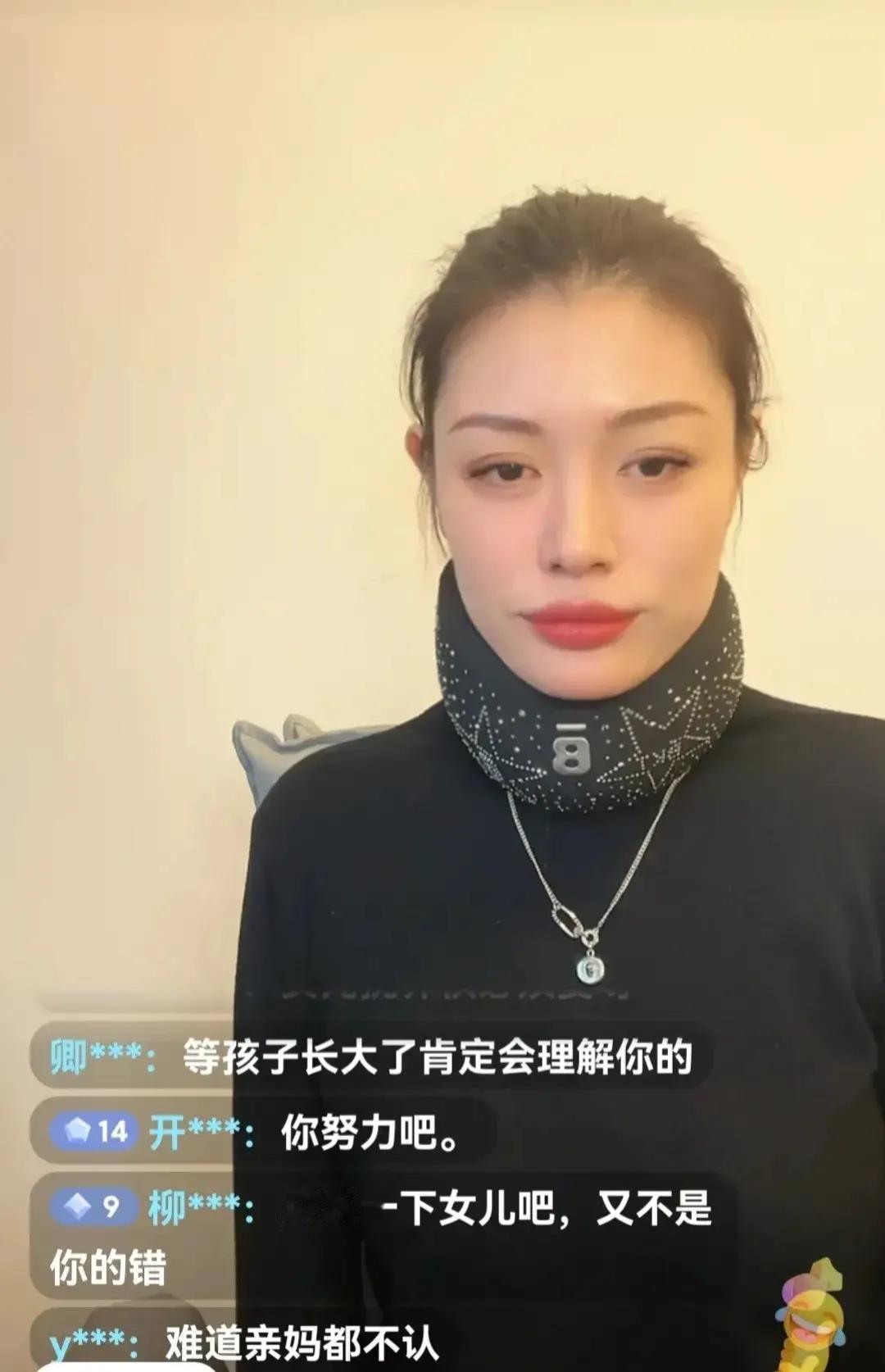 葛荟婕十次直播，得有九次提到女儿小苹果，内容无外乎女儿说啥都不跟她联系。

而每