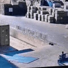 怎么回事啊！
开车难道看不见前面的路有危险吗？
怎么就直直的掉下去了呢？
又不是