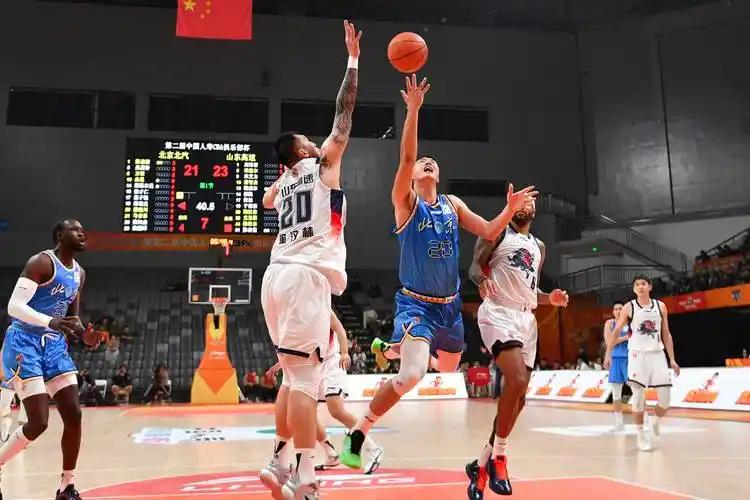 上头条聊CBA CBA最近事儿可不少。先是男篮世预赛四场比赛延期，这让上海和新疆