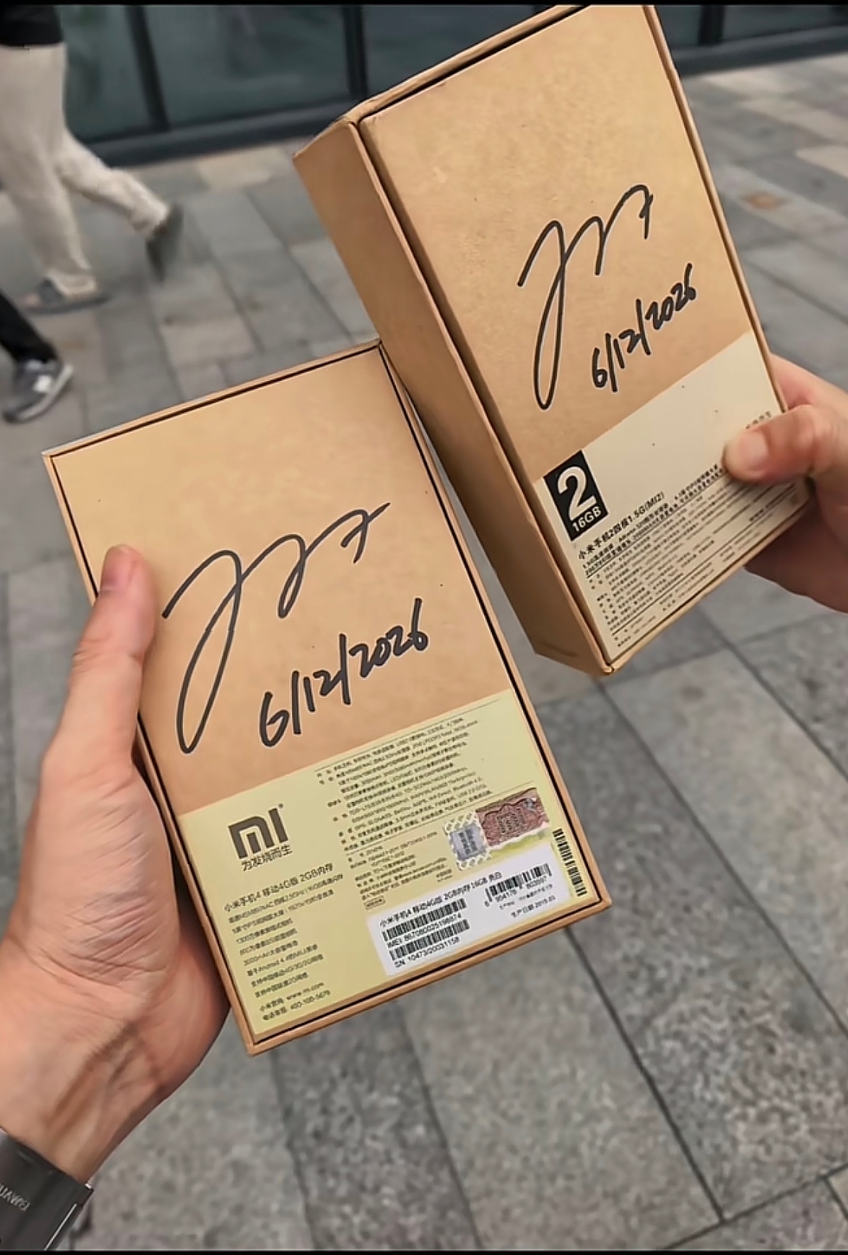 雷军的签名，大家都来看看这两个都是什么手机的外包装。小米汽车小米科技