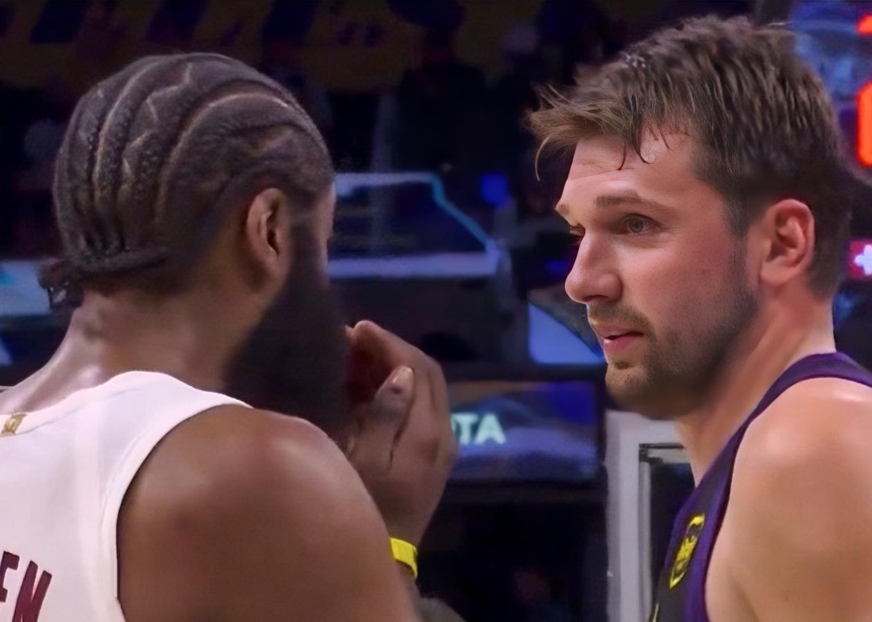 哈登：东胖子，这湖人官宣你只是常规赛赛季报销？他们还是想你打季后赛啊？？？
东契