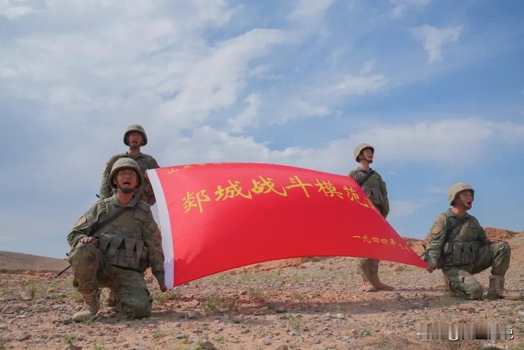临沂骄傲！“郯城战斗模范连”战旗，亮相九三阅兵！
80面战旗亮相九三阅兵，其中“