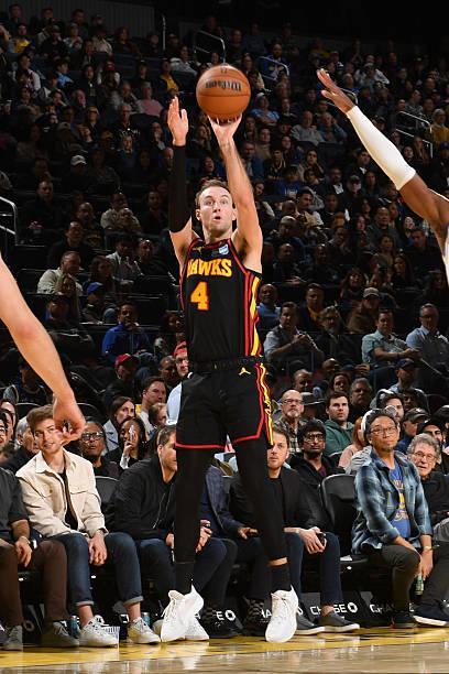 肯纳德将在今天迎来自己的湖人首秀，上个月他在客场与勇士的比赛里得到22分，三分球