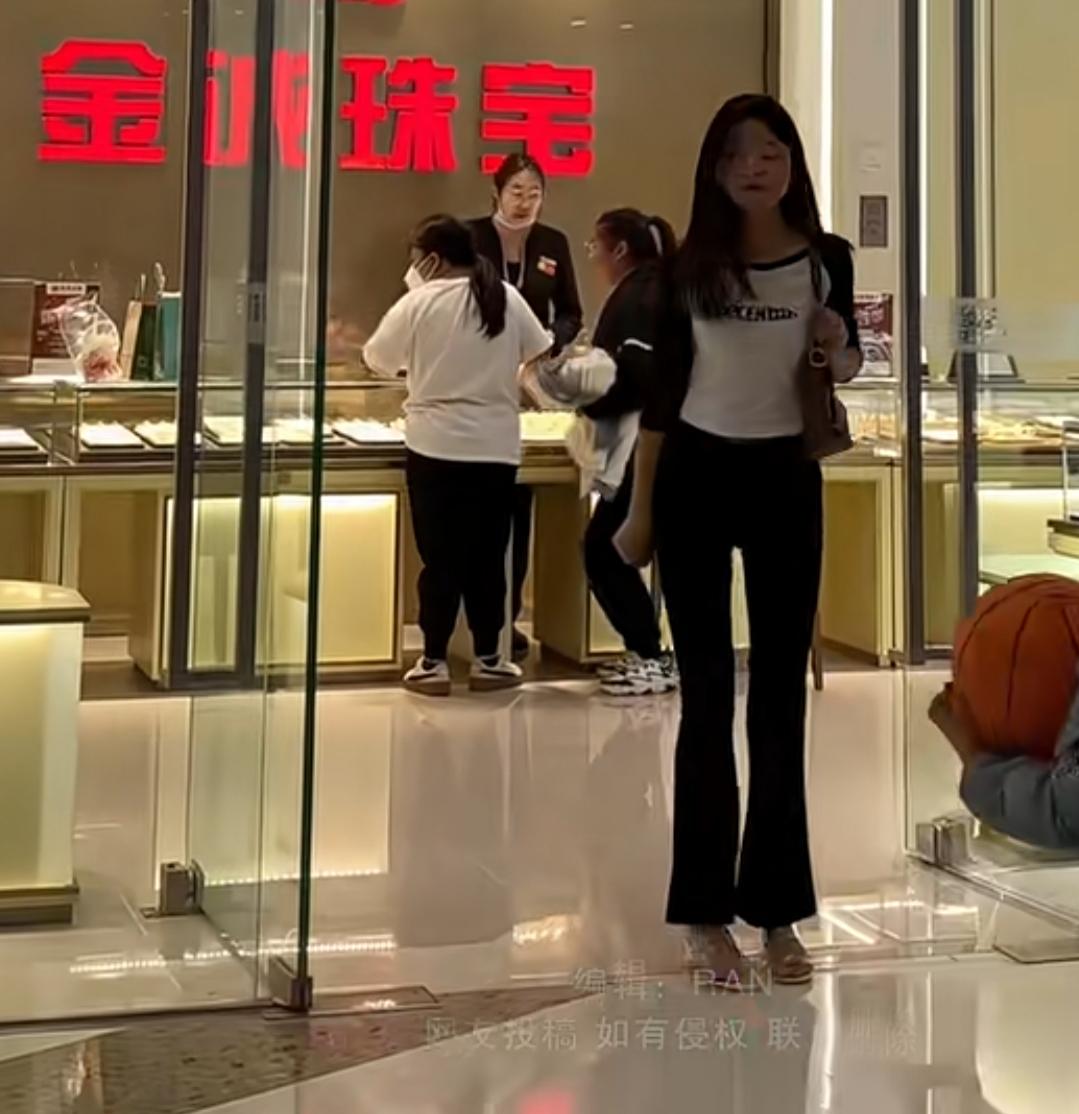 女子带着刚刚认识的相亲对象逛珠宝店，女子看了一会儿回头一看 ，相亲对象早就走没影