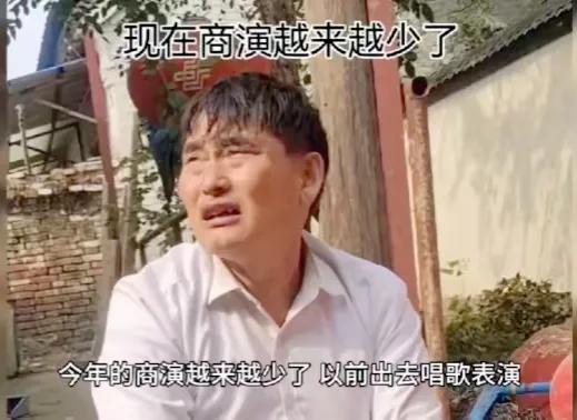 接不到商演，大衣哥坐在家门口为钱发愁，要开辟挣钱新通道学习古筝了？

有网友拍到
