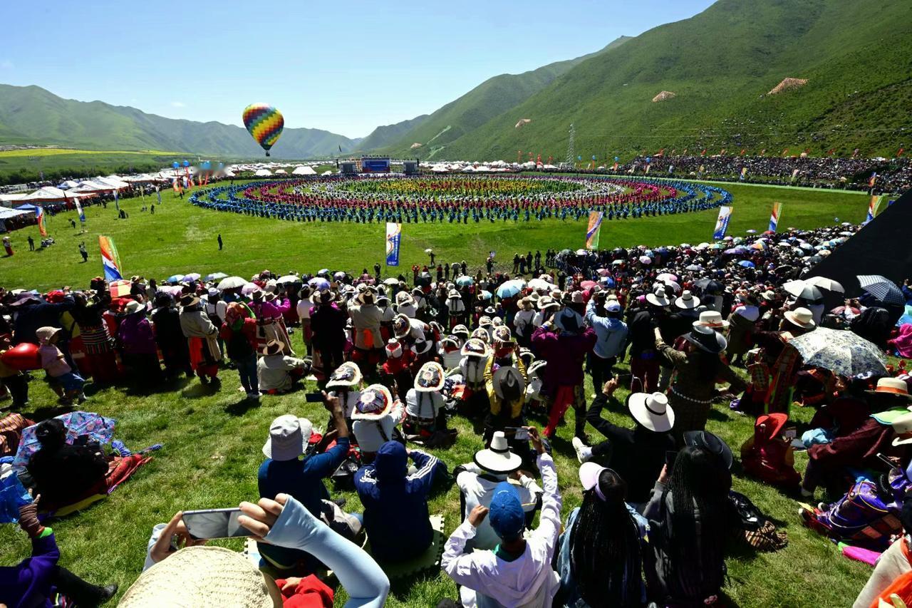 甘南的风掠过青碧草浪，歌声与锅庄一同漫开。彩袖翻飞如流云，脚步踏碎了寂静，男女相