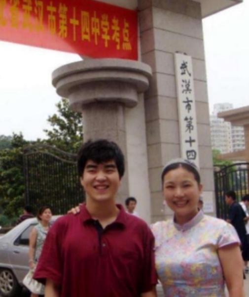 1979年，上海知青戴建国不顾反对娶了一农村女子，谁知娶回家当晚，妻子冲过去一拳