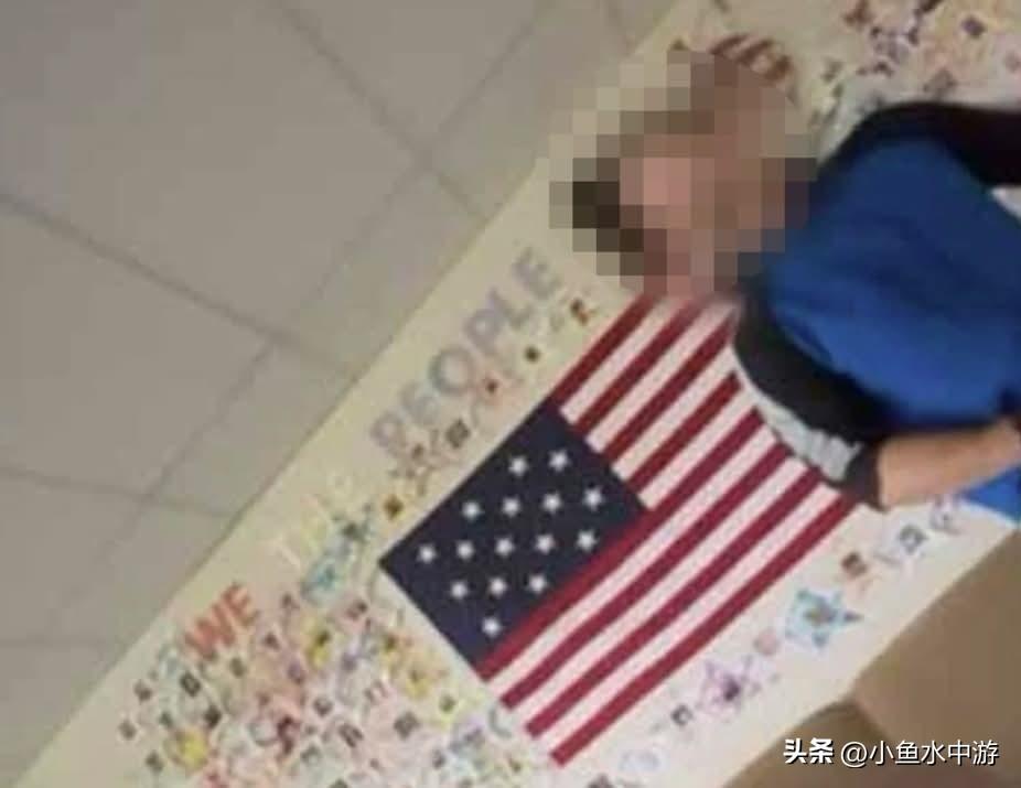 震惊！美国加州一名中学历史老师在上课前1分钟竟在教室里小便，目前已被停职。
学生