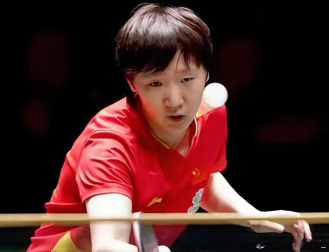 带伤参战，王曼昱让人心疼！成都混合团体世界杯，王曼昱在与日本名将伊藤美诚的比赛中