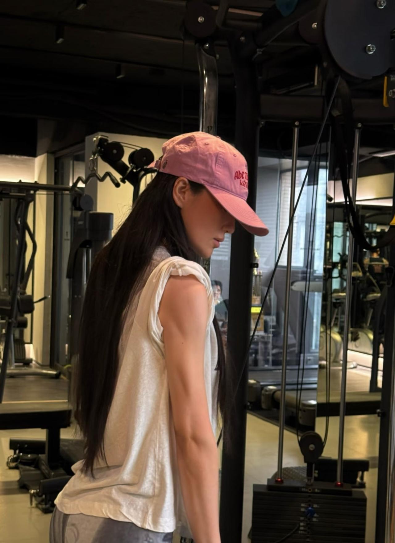 张馨予晒出一组健身照，
配文——健完身去巴黎时装周，
照片中她衣袖上挽，
露出手