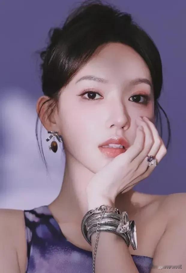 优雅气质，珠宝闪耀，梦幻紫色背景，美不胜收！


程潇的紫色连衣裙，是时尚还是艺