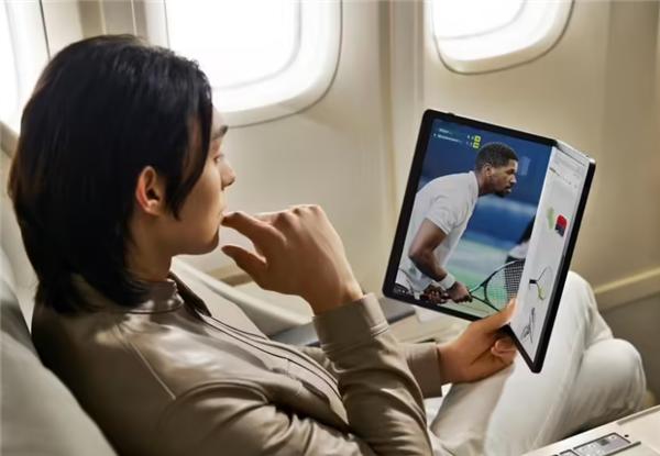 LG推出了全新的笔记本LG Gram 17 Fold，它搭载了17英寸可折叠OL