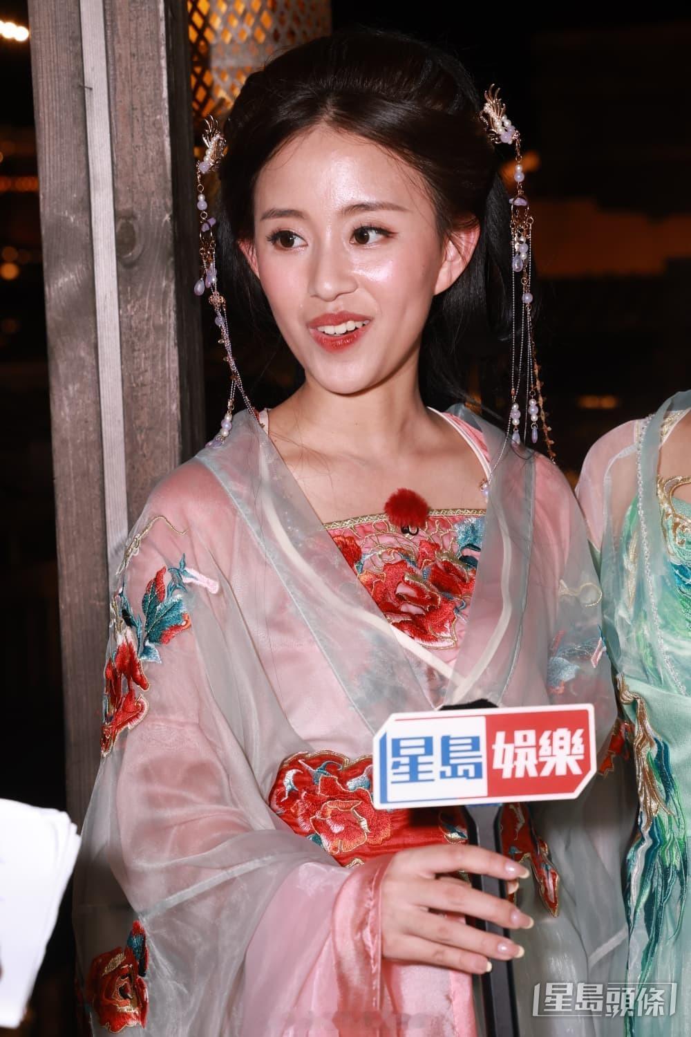 星岛：港姐2026｜陈梓颖靠妆容遮盖爱犬纹身，脖子红点自嘲因太招蚊子，周芳姿获冯