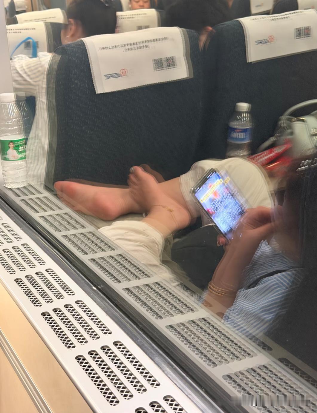 建议大家坐高铁带包消毒湿巾吧……
前面的女人脚搁上来了，实在是没眼看了🤦‍♀️