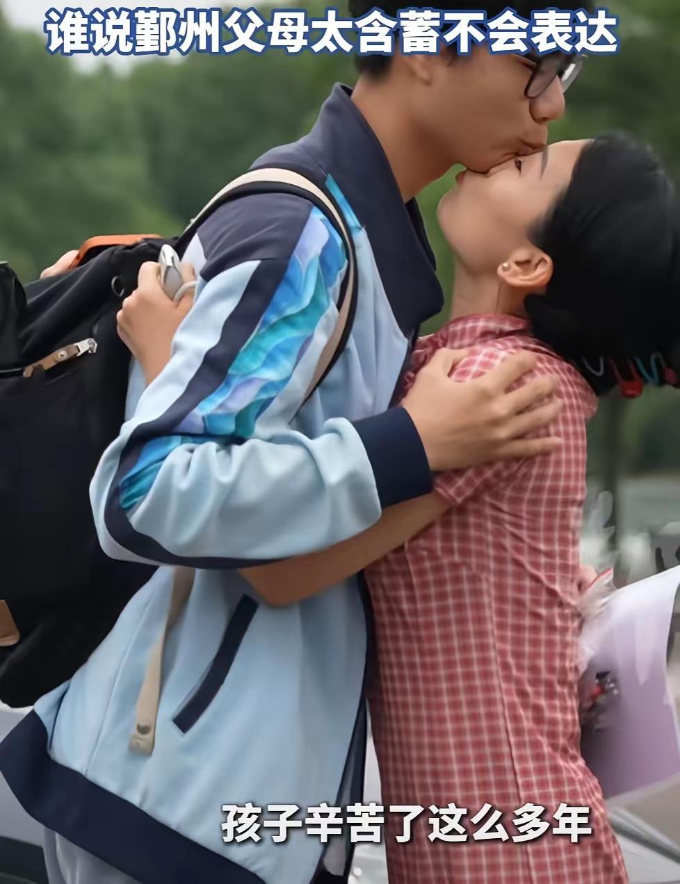 这位妈妈怕是没想到，送个考还能被骂上热搜。

她在考场外紧紧抱着儿子不肯撒手，被