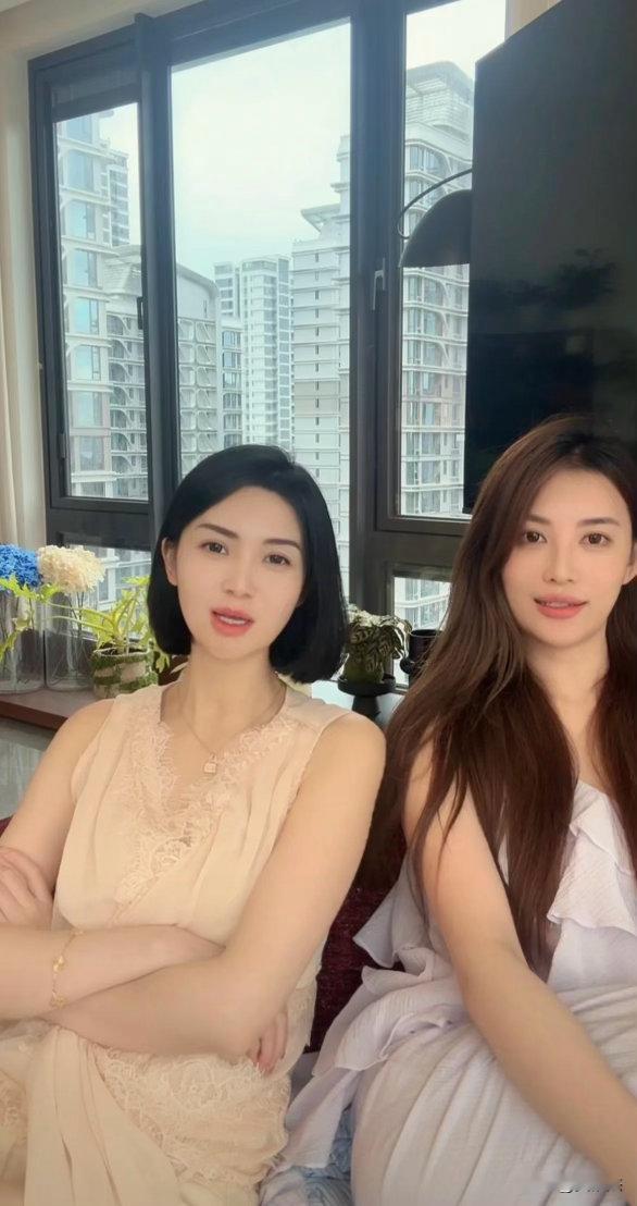 双胞胎，短发和长发，你觉得哪个好看？ ​​​