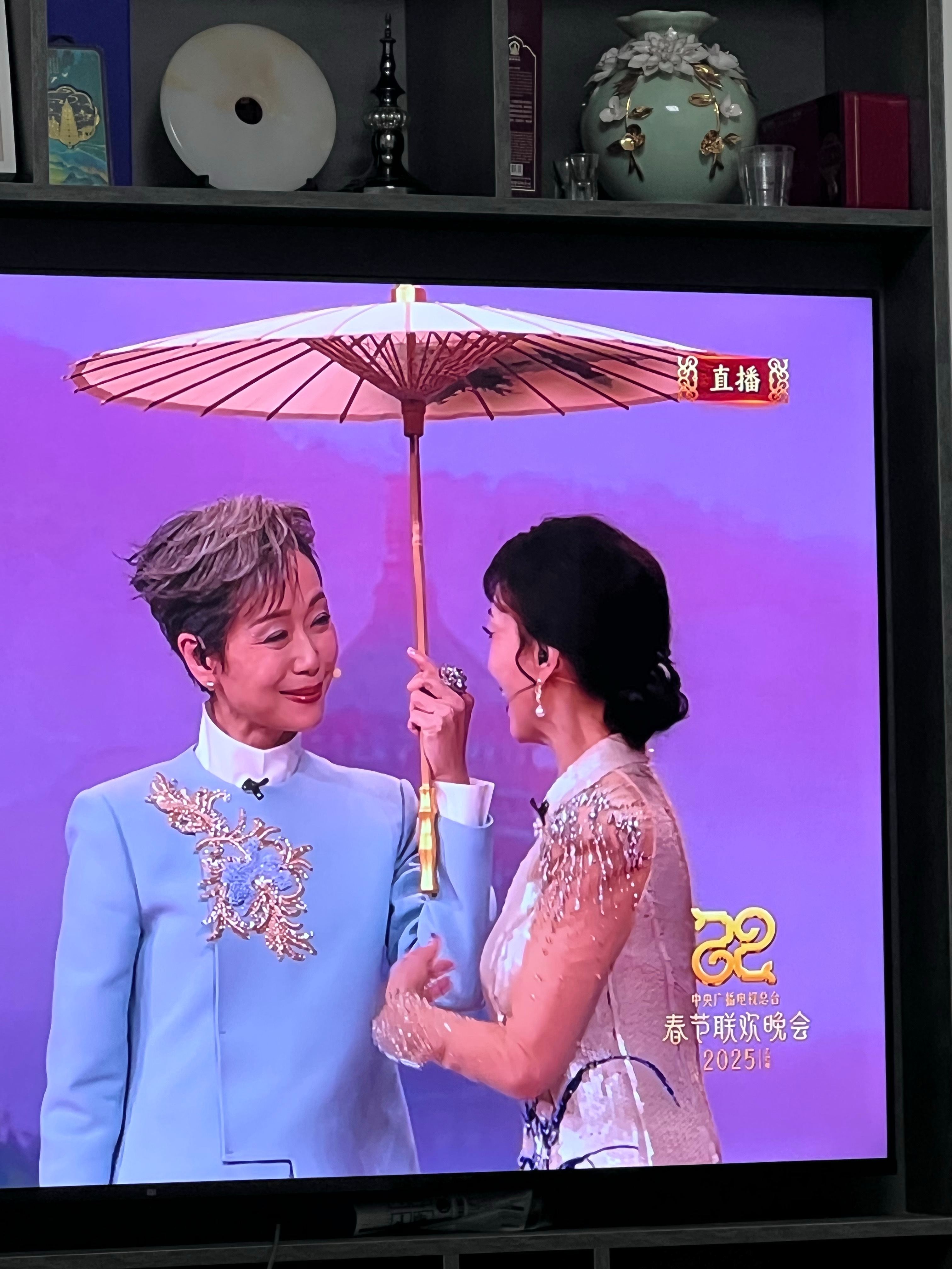 原来前面的小品和戏曲都是铺垫，真正的白娘子许仙出来我们全家都坐起来了[允悲]蛇年
