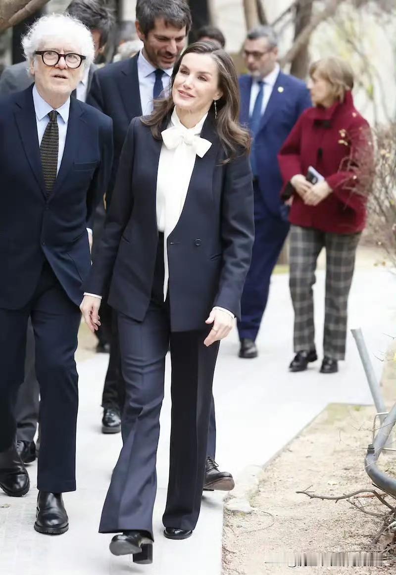 莱蒂齐亚王后出席项目启动会，蝴蝶结内搭衬衫，搭配藏蓝色套装，甜美又不失优雅和风度