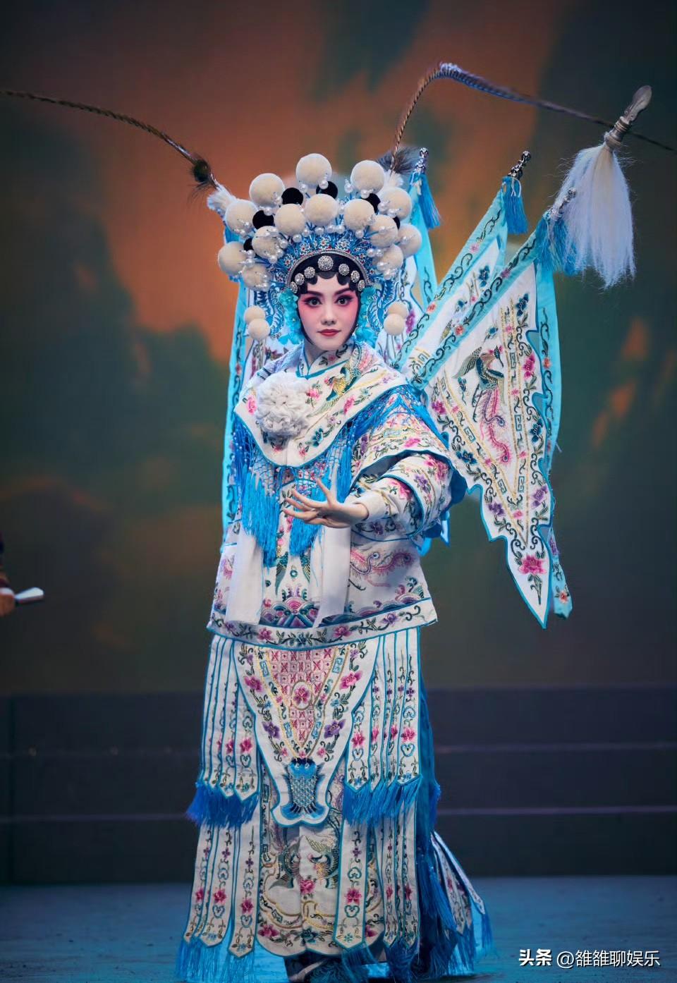 近日，刘浩存在社交平台分享了她扮演穆桂英的剧照。

一身冰蓝色秦腔靠衣，背插四面