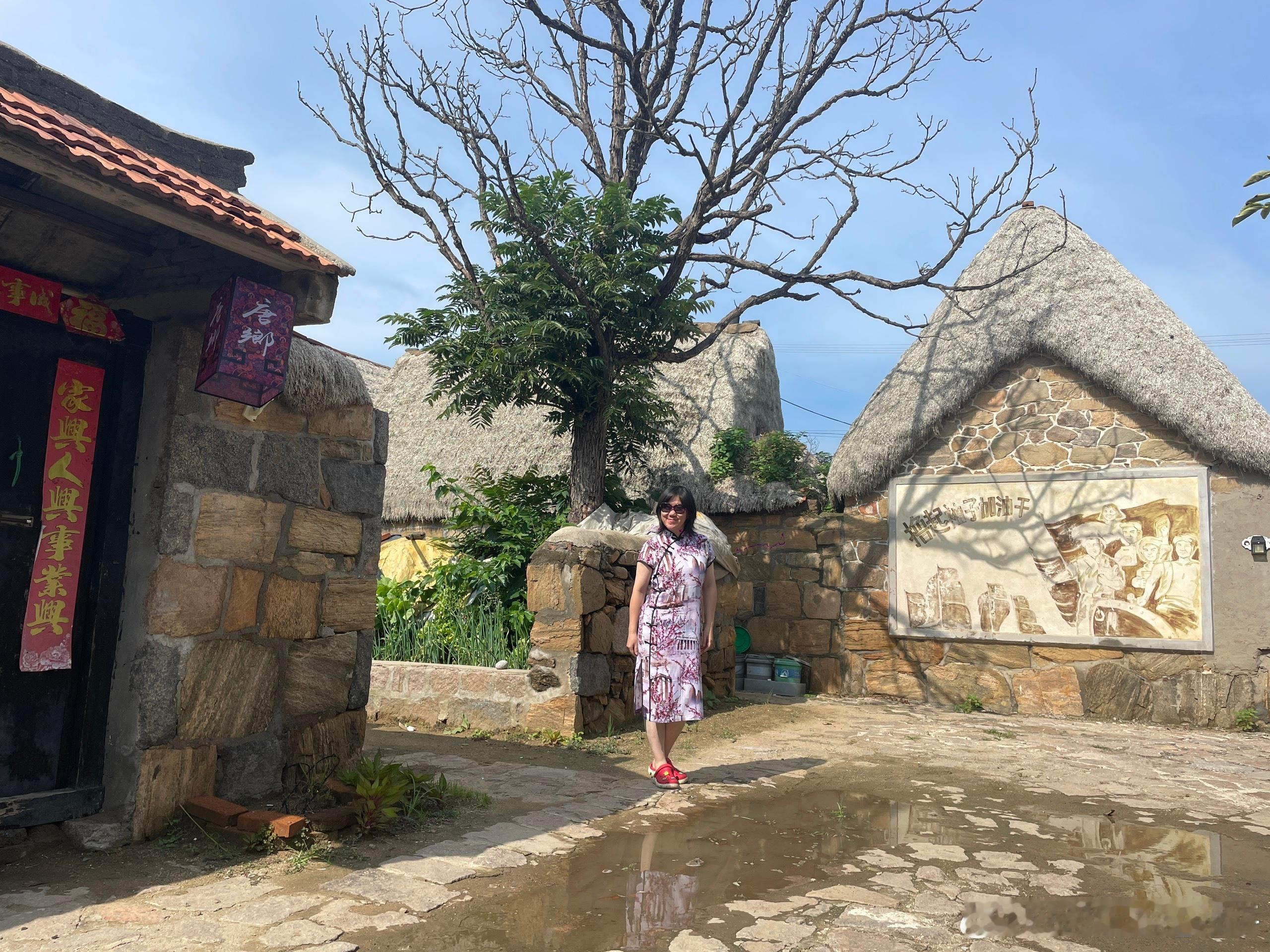 去年入冬初遇，今夏蝉鸣重逢。海还是那片海，只是从冷到暖，从静到闹，季节替了一次岗