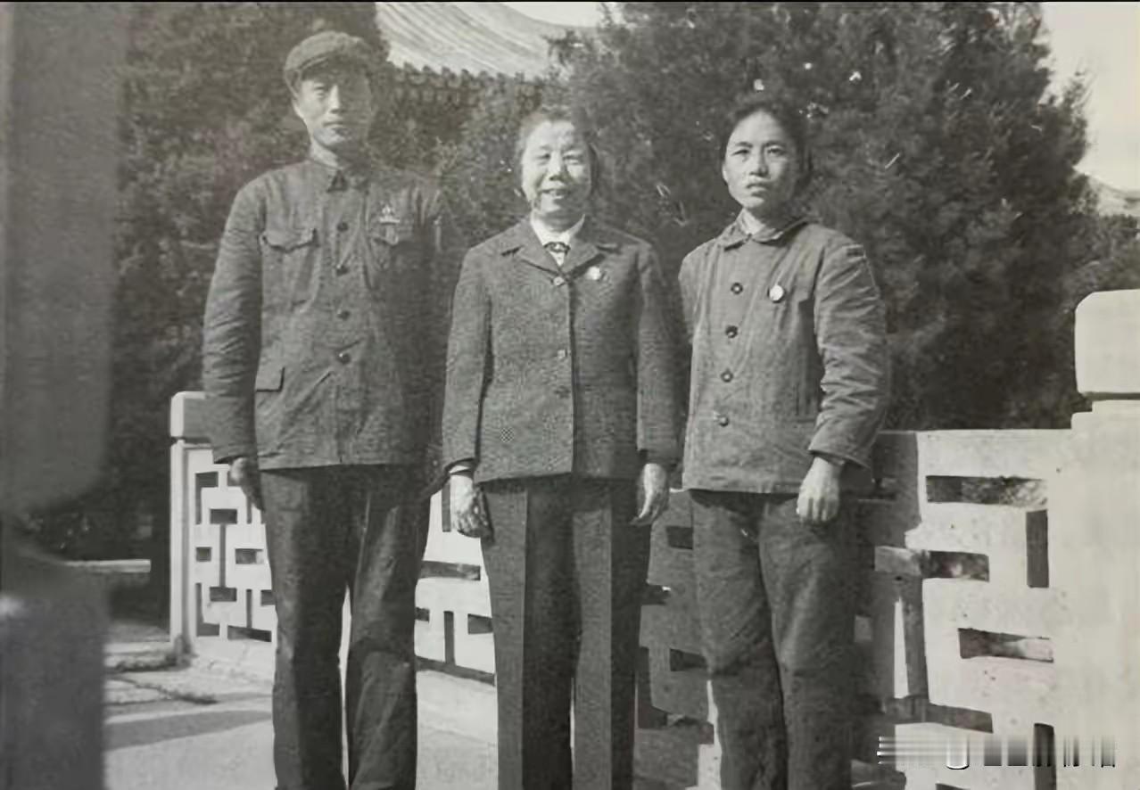 总理离世后，邓颖超与秘书赵炜、赵茂峰夫妇留下珍贵合影。一身简约工装尽显质朴，数十