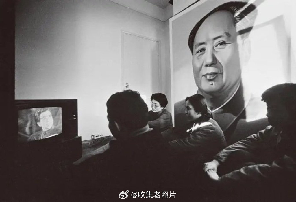 1981年，北大学生在宿舍观看李进受审。