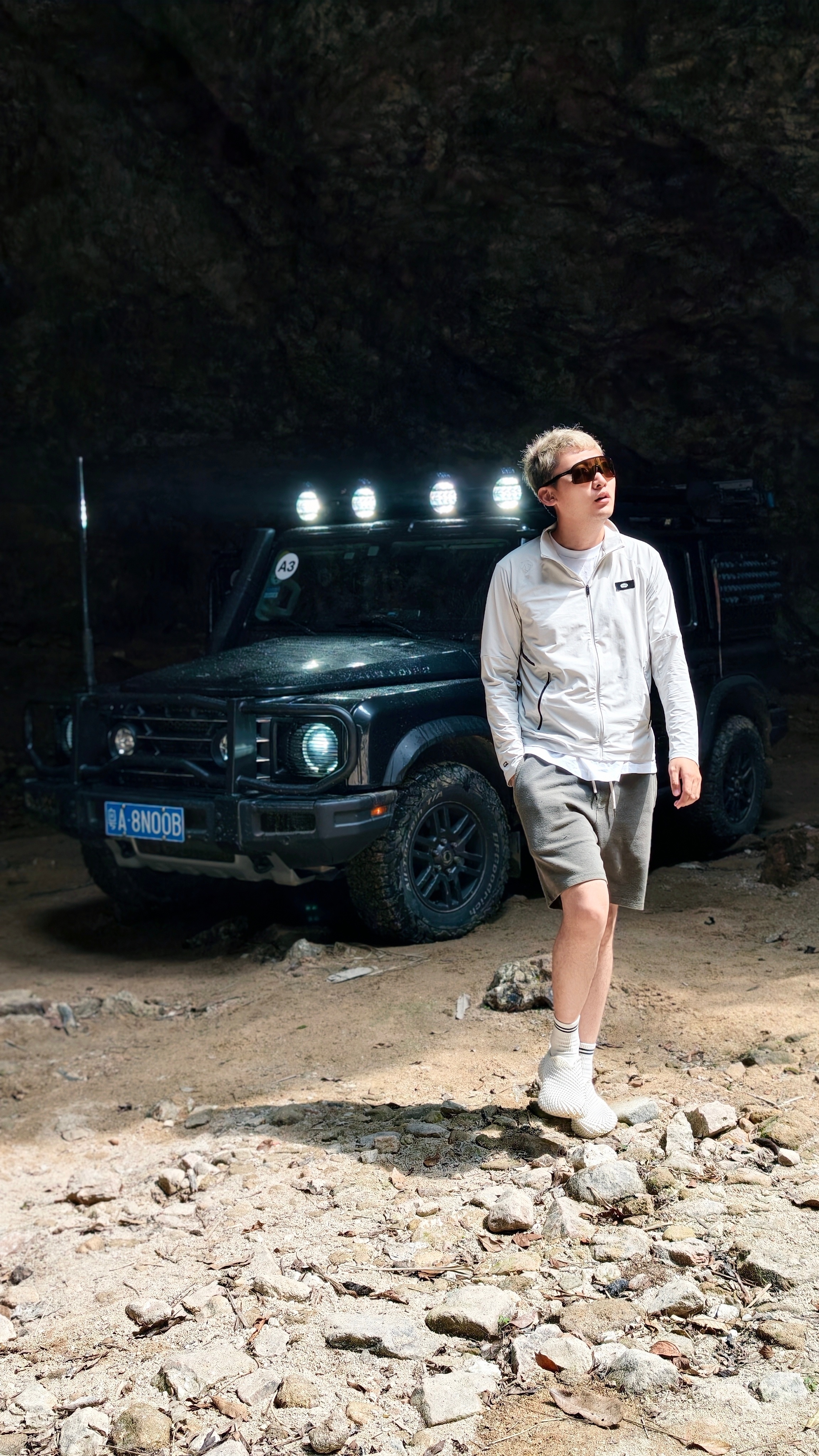 以前在公路上开掷弹兵，觉得80万买它？现在在山里开掷弹兵，80万，还得是它！现在