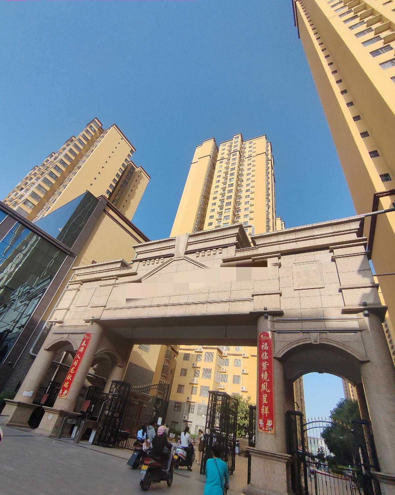 大家在西安买房一定要听劝！
不听劝的，就像我大学同学，真是一手好牌打的稀巴烂。