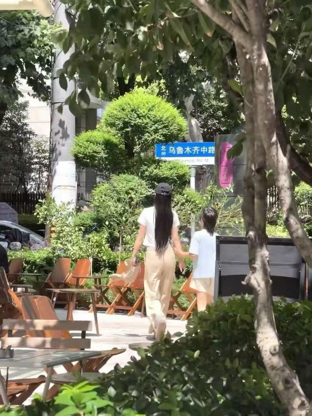 小海绵狼尾安福路偶遇angelababy和小海绵上海偶遇Angelababy吃甜
