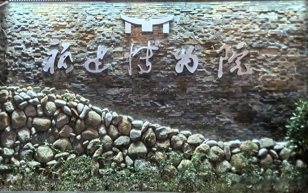 今晚，福建省博物院和西湖公园上空的夜色格外独特，竟也出现了蓝天白云，使得夜空愈发