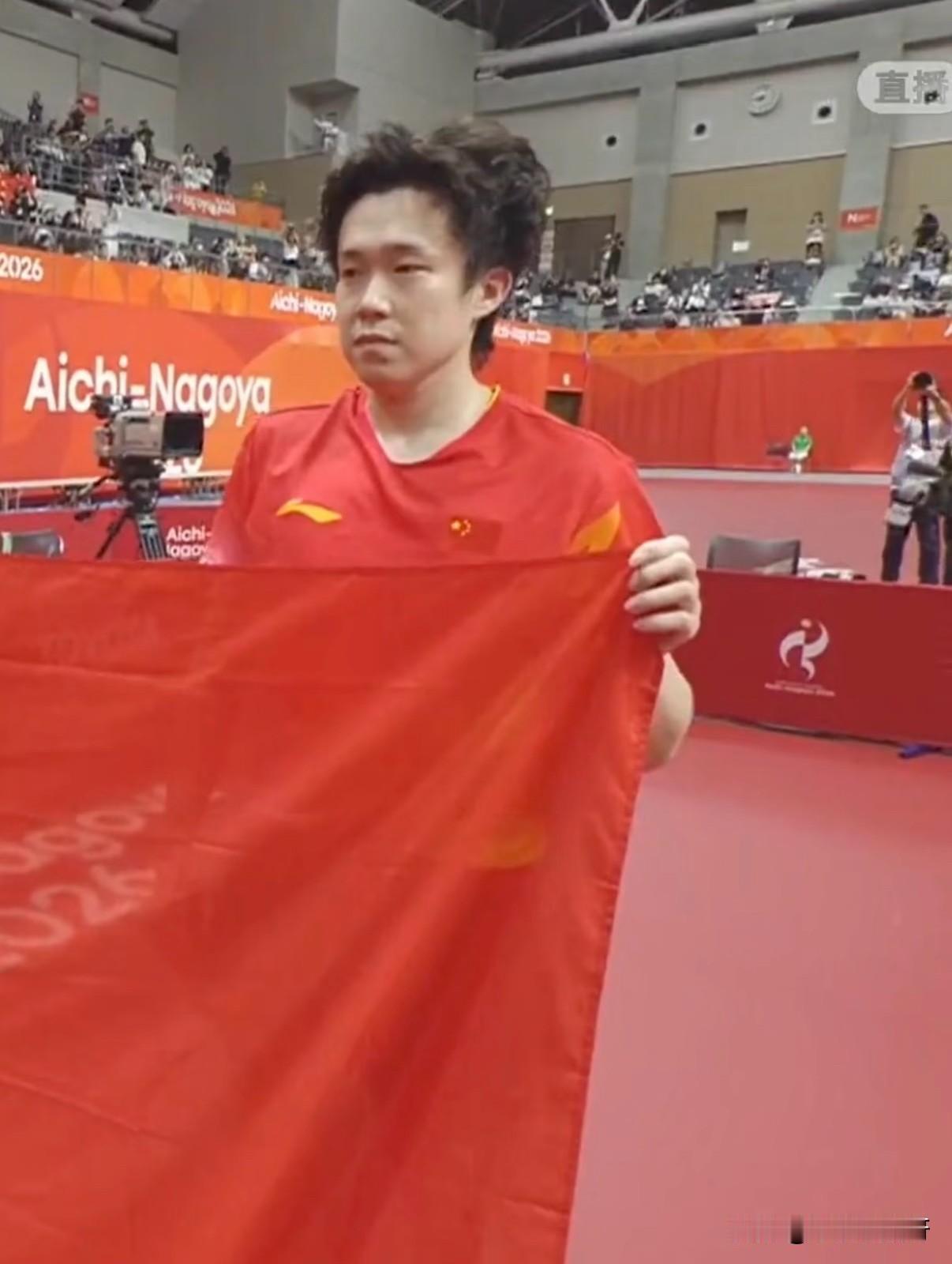 忙碌了28分钟的王师傅，刀削面也来了！
这样满意了吧！快点放我家孩子回去休息吧！