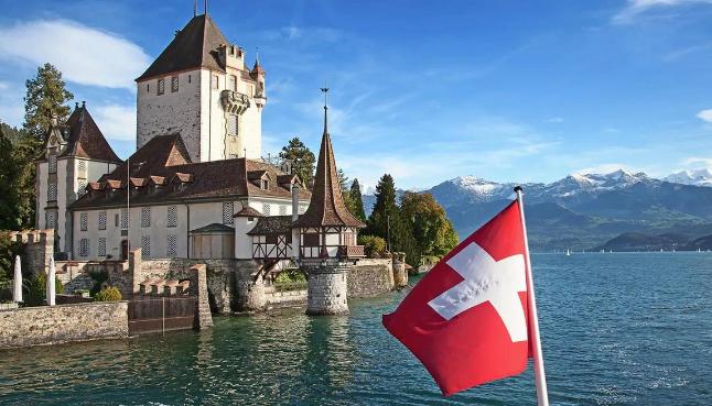 历史开了个玩笑，先倒下的不是乌克兰，而是百年中立的瑞士？

钱先跑了，战火还在远