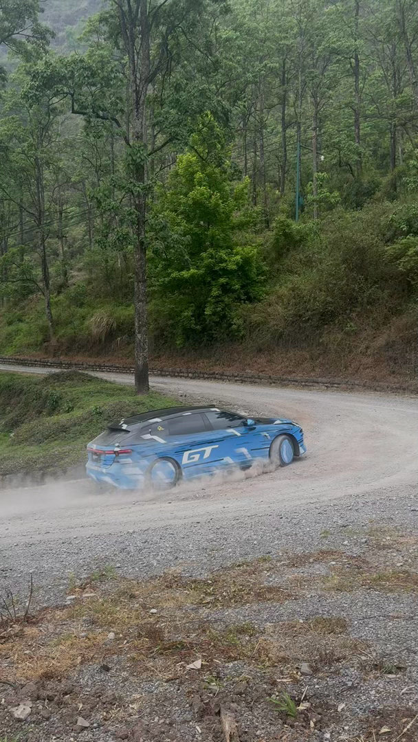07旅更多路跑露出了，场景很有针对性，贵州村GT的铺装山路和非铺装山路。结合此前