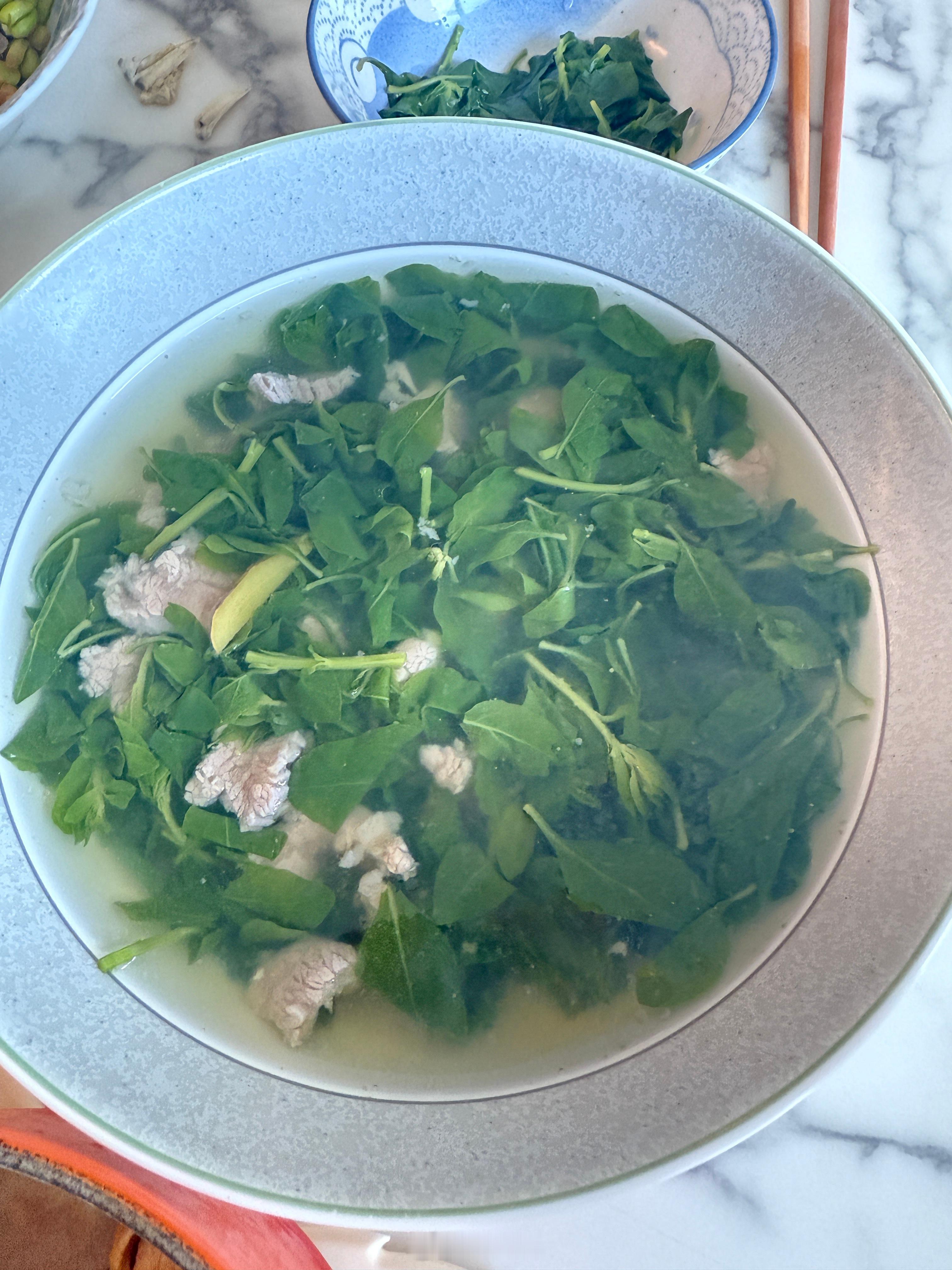 吃饭了，又是干净饮食的一餐今天压压买的这个沙姆蟹，散发出一股腐烂的腥气，但所有人