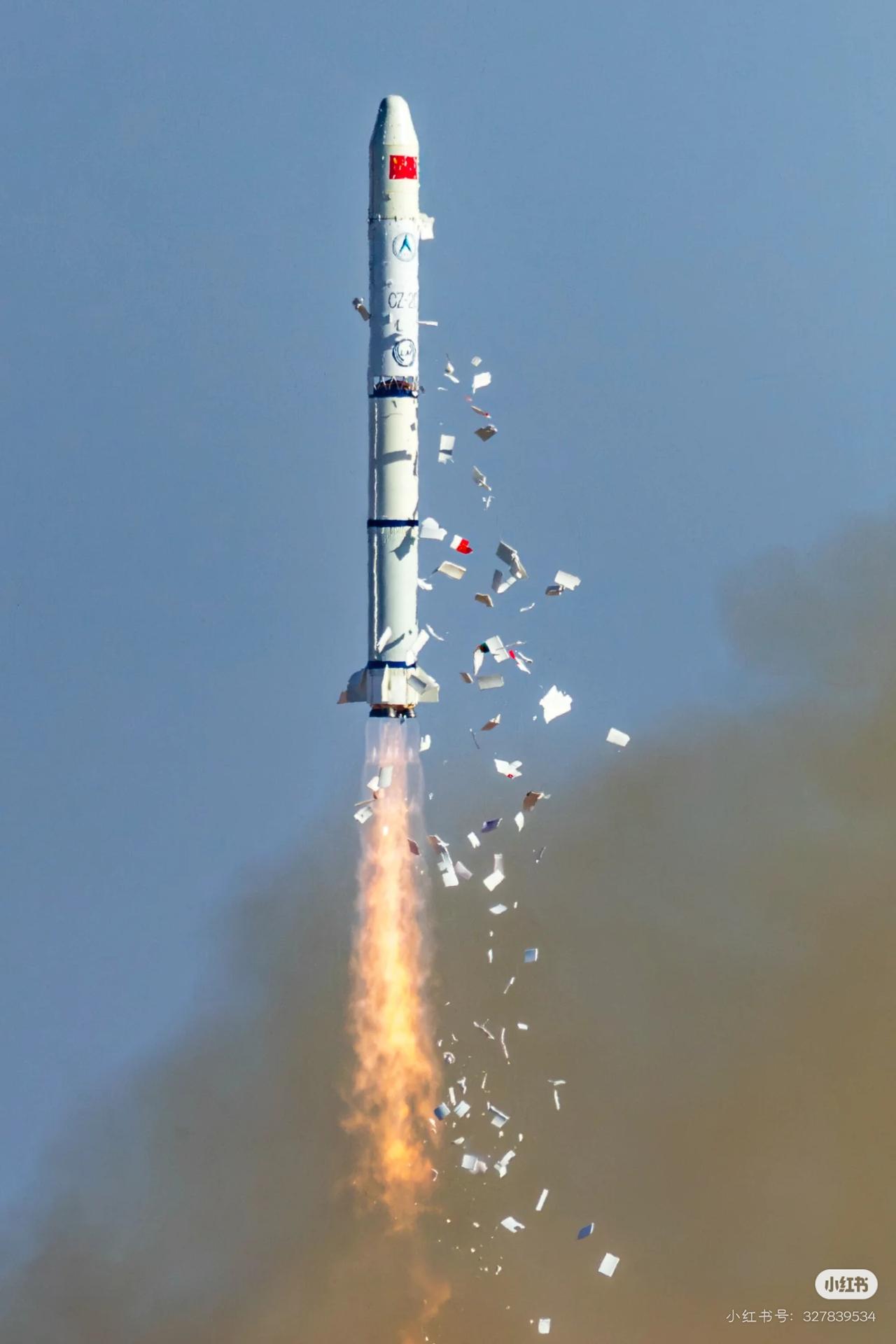 天女散花真漂亮。正好今天捡到个U盘，里面有15号中午发射的长二丙火箭英姿。