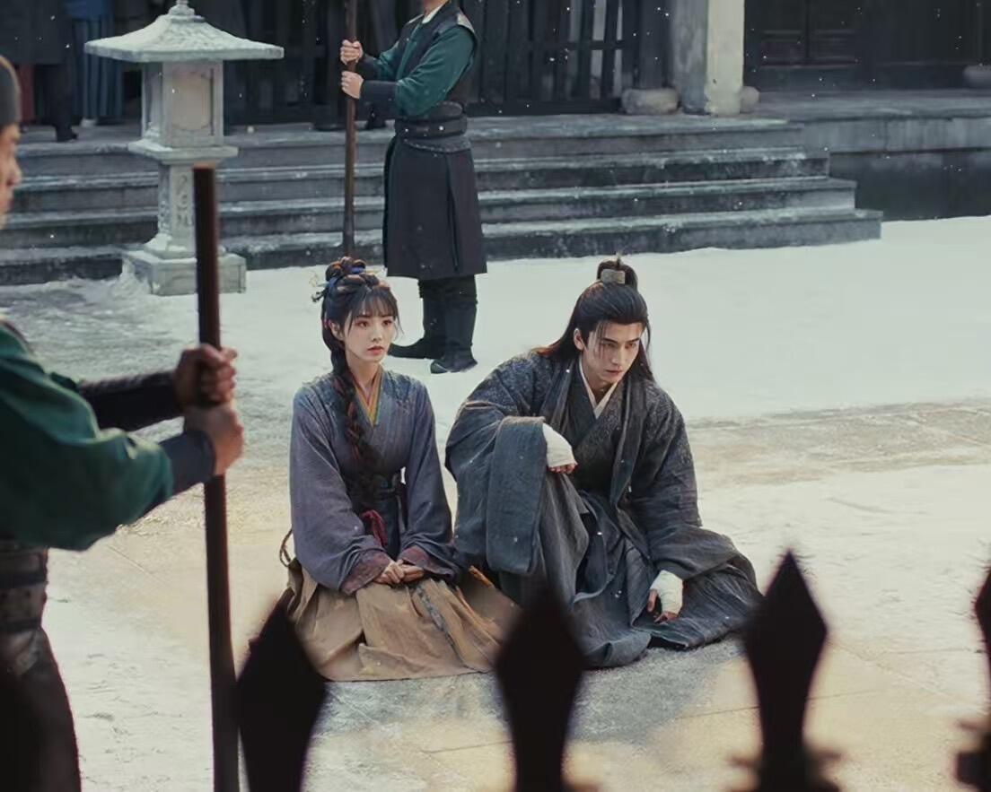 找到证据了家人们，谢征坐着的我还以为他单膝下跪，原来是坐着的，谢征不跪坏官逐玉 