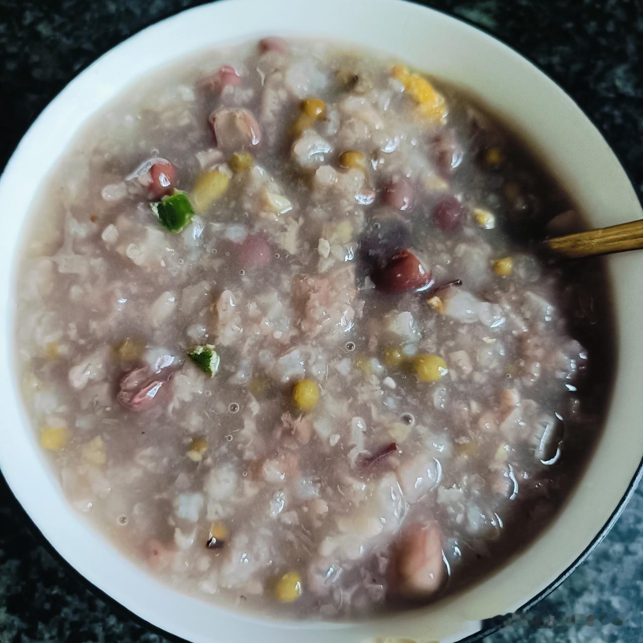 今天的早餐：一碗粥。

这不是我熬的粥，老人家熬的，她是难得喝一次粥，一日三餐都