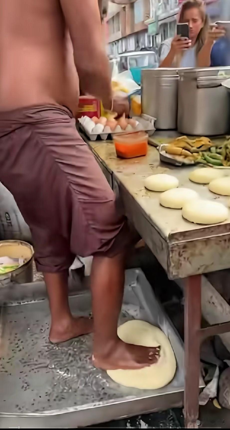 印度卖饼的手、脚齐上阵，揉面用脚，大饼要往肚子上擦一下，不知印度人吃了能活多大岁