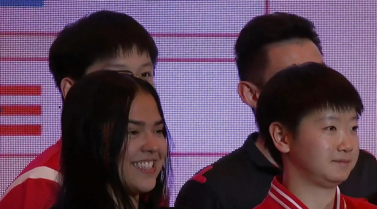 孙颖莎与阿德里安娜·迪亚兹之间的关系，
应该是很好的，
从昨晚的女双的赛后情况看